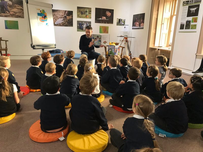 Photo of Alastair storytelling to children at Kingsland library